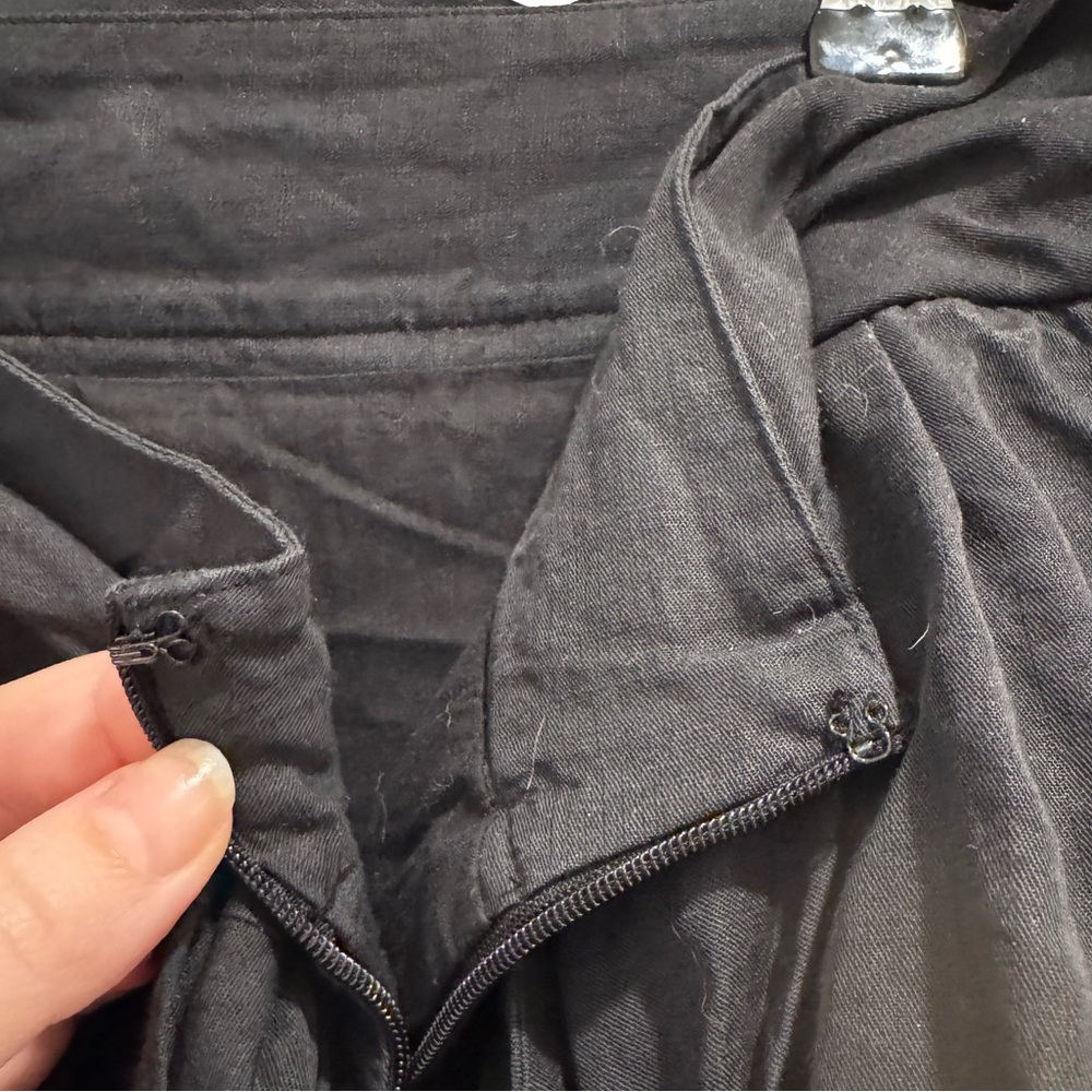 Black pleated skirt - Picture 8 of 9